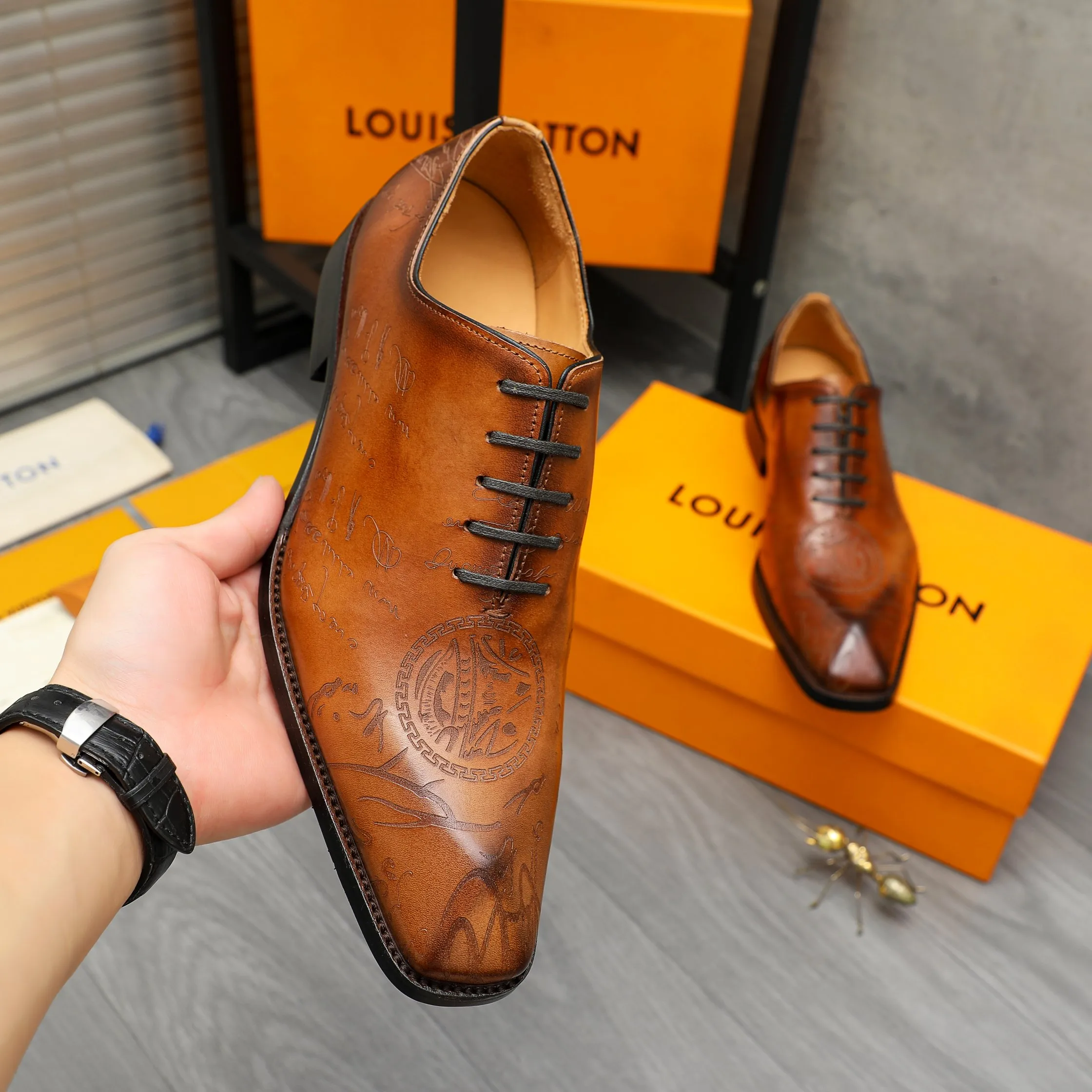 Men's shoes 💰580 Product trademark: LV "Louis Vuitton" business lace-up formal leather shoes Regular size: 37-46 Product materials: Selected carved cowhide upper, pigskin lining, rubber outsole